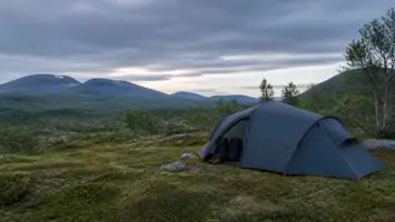 Kompakt tomannstelt satt opp på en norsk fjellcamp