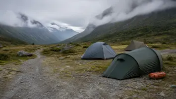 Tre teltmodeller satt opp for sammenligning i norsk fjellterreng