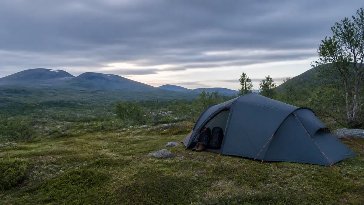Kompakt tomannstelt satt opp på en norsk fjellcamp